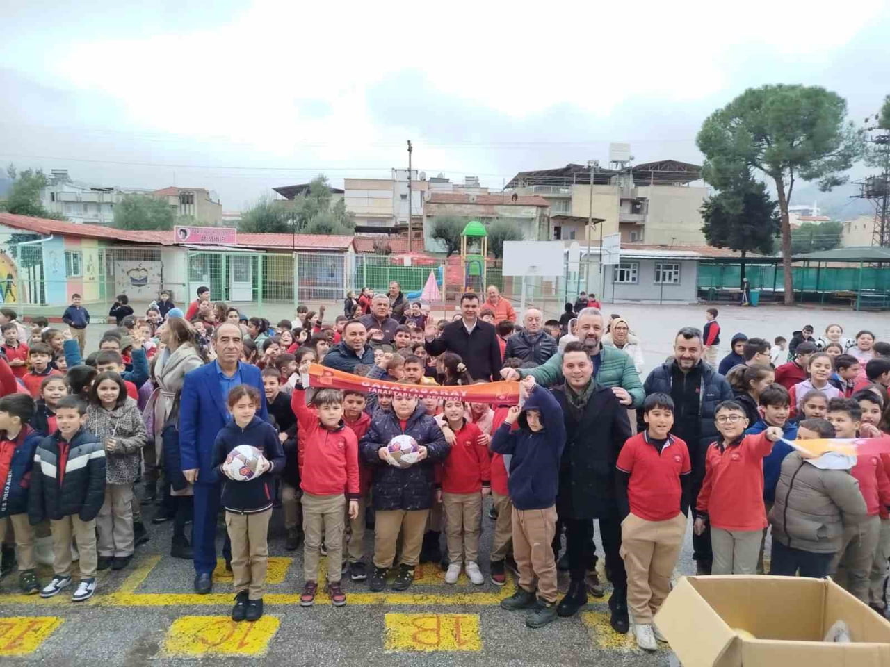 MANİSA’NIN SALİHLİ İLÇESİNDE FAALİYET GÖSTEREN GALATASARAY TARAFTARLAR DERNEĞİ, EĞİTİME VERDİĞİ...