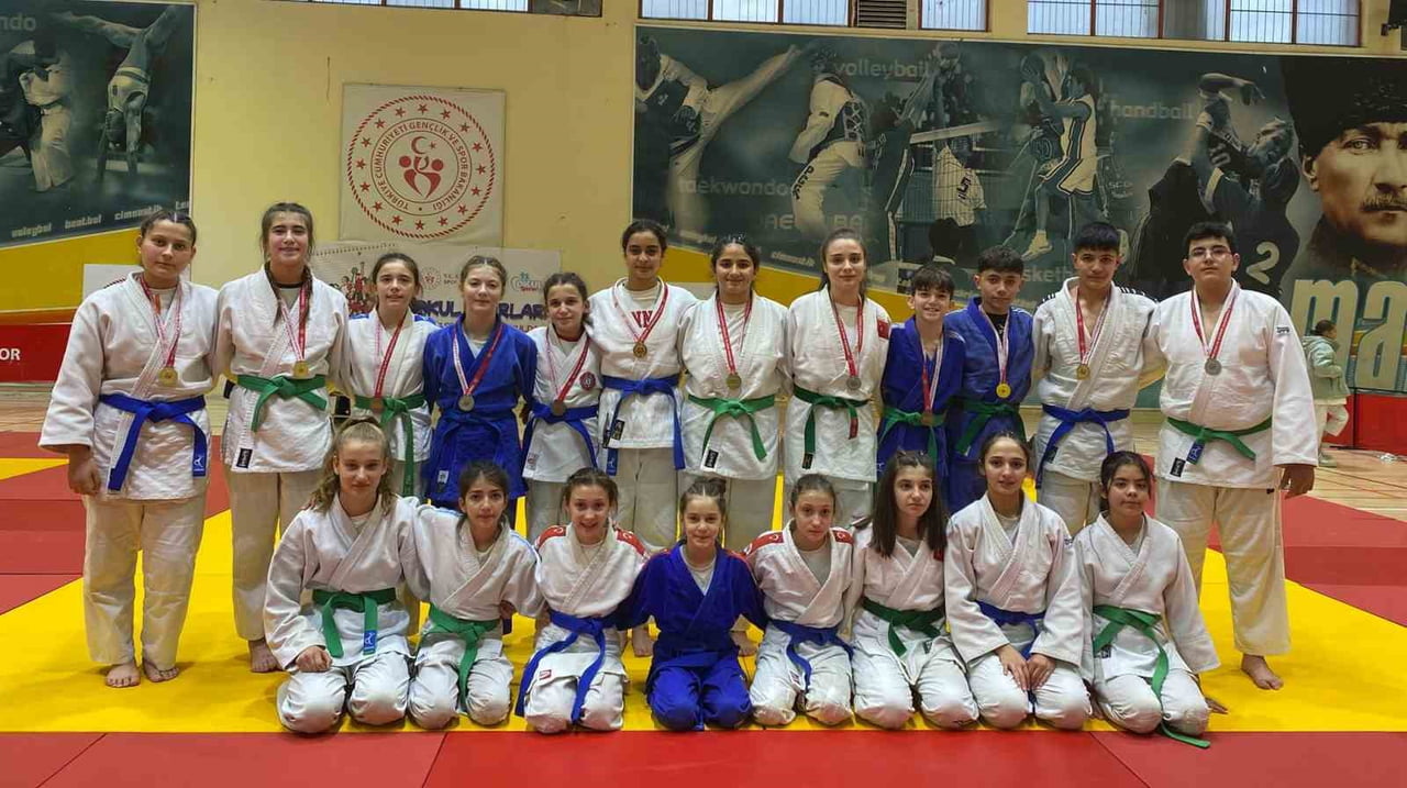 MANİSA’NIN SALİHLİ İLÇESİNİN GENÇ JUDOCULARI, MANİSA’DA DÜZENLENEN OKUL SPORLARI JUDO YILDIZLAR İL...