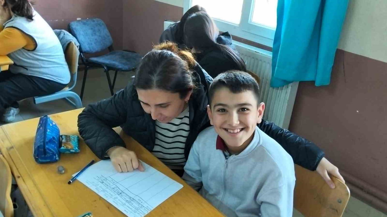 MANİSA’NIN SARIGÖL İLÇESİNDE BULUNAN BAĞLICA HALİL DURAN ORTAOKULU’NDA, YARIYIL TATİLİ ÖNCESİNDE...