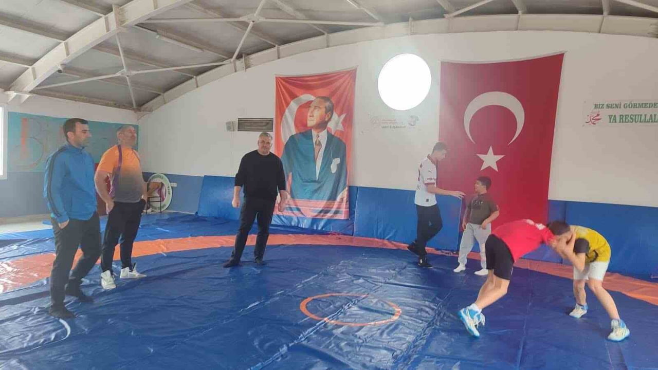 MANİSA’NIN SARIGÖL İLÇESİNDE ÖĞRENCİLER, ARA TATİLDE DE SPORDAN KOPMUYOR. SARIGÖL MUSTAFA METİN...