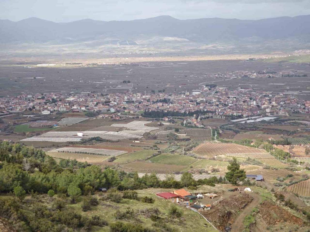 MANİSA’NIN SARIGÖL İLÇESİNDE, ÜZÜM BAĞLARINI KORUMAK AMACIYLA HAZİRAN AYI SONUNDA ÖRTÜLEN BEYAZ...
