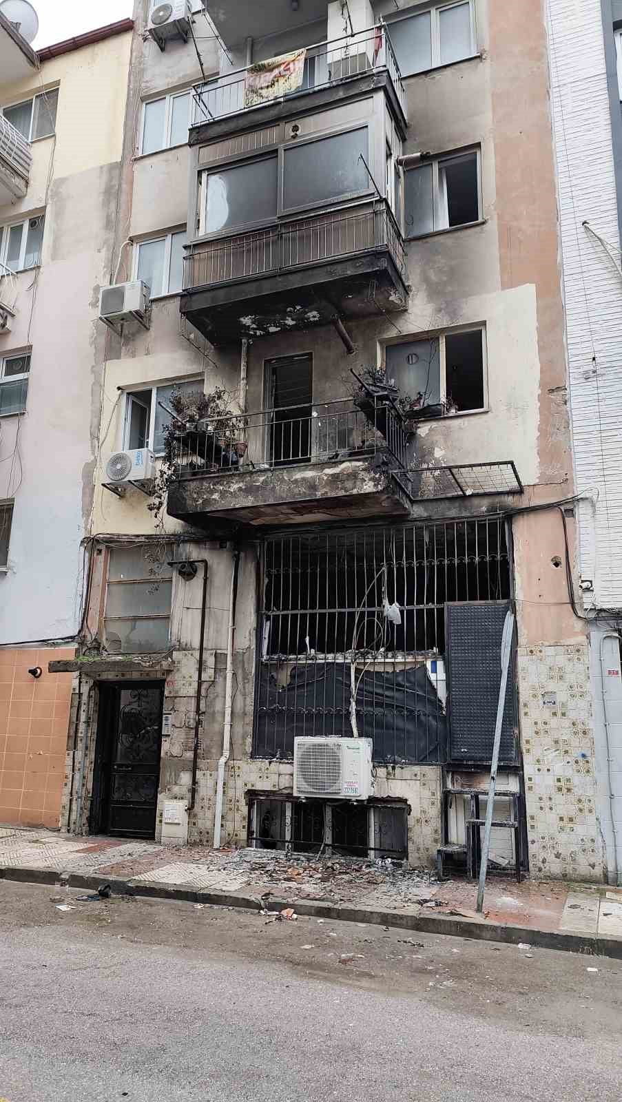 MANİSA’NIN ŞEHZADELER İLÇESİNDE BİR İNTERNET KAFEDE SABAH SAATLERİNDE ÇIKAN YANGIN, MAHALLE...