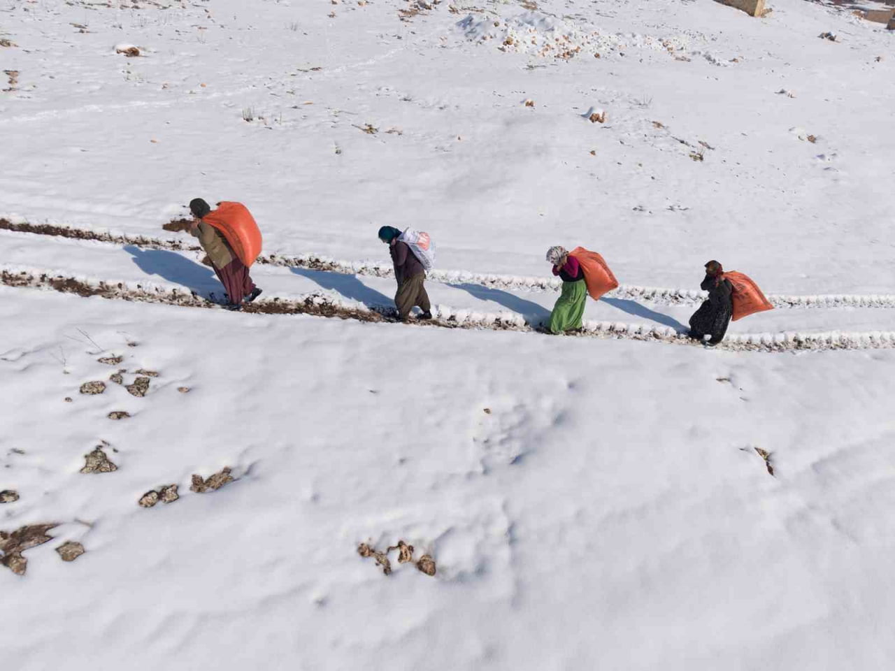 MARDİN'İN MAZIDAĞI İLÇESİNDE ETKİLİ OLAN KAR YAĞIŞI KIRSAL MAHALLELERDE HAYATI ZORLAŞTIRIRKEN...