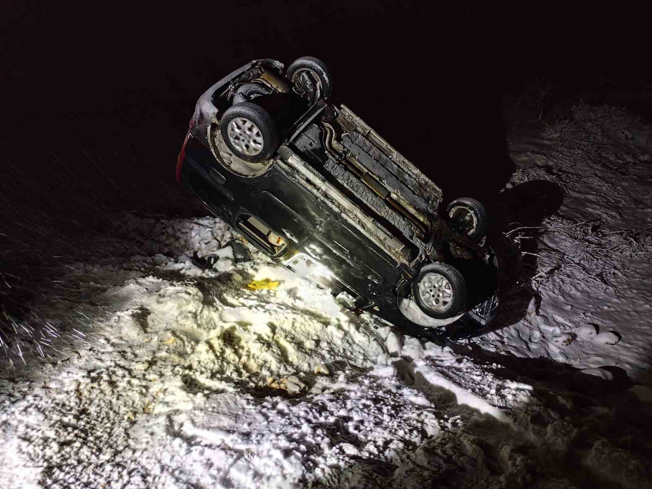 MARDİN'İN MİDYAT İLÇESİNDE SÜRÜCÜSÜNÜN KONTROLÜNDEN ÇIKARAK ŞARAMPOLE DEVRİLEN HAFİF TİCARİ ARAÇTA...