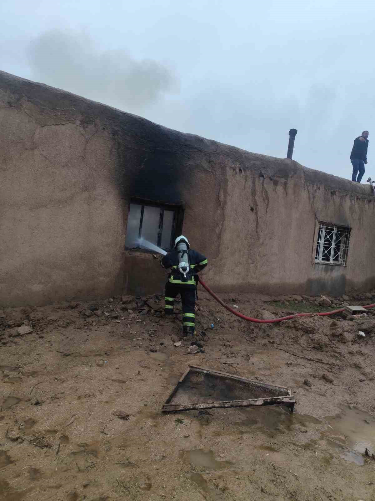 MARDİN’DE MÜSTAKİL BİR EVDE ÇIKAN YANGIN, İTFAİYE EKİPLERİNİN MÜDAHALESİYLE...