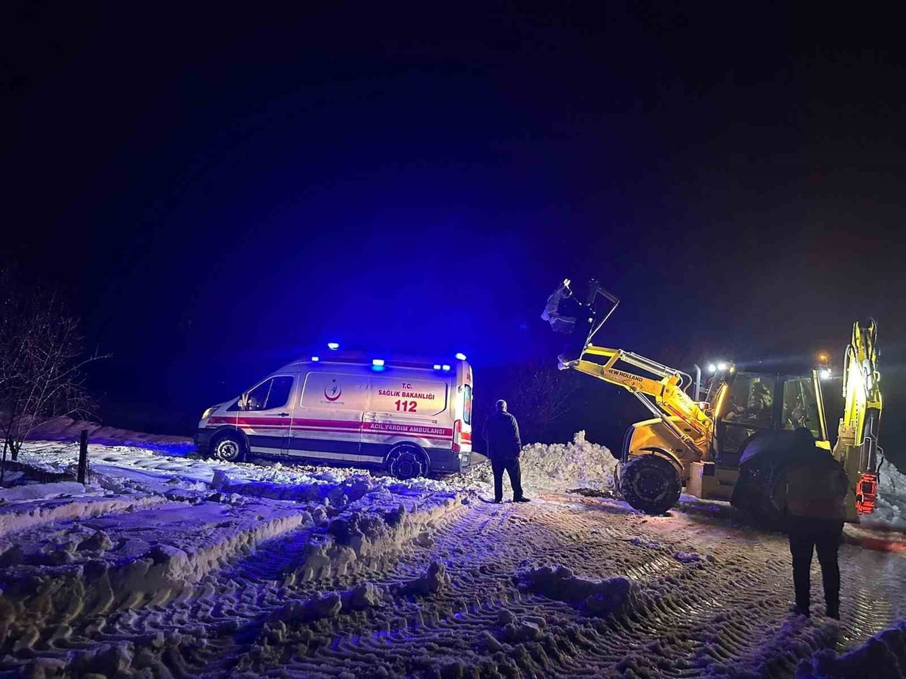 MARDİN’İN ARTUKLU İLÇESİNDE, VAKAYA GİTTİĞİ SIRADA YOĞUN KAR YAĞIŞI NEDENİYLE YOLDA MAHSUR KALAN...
