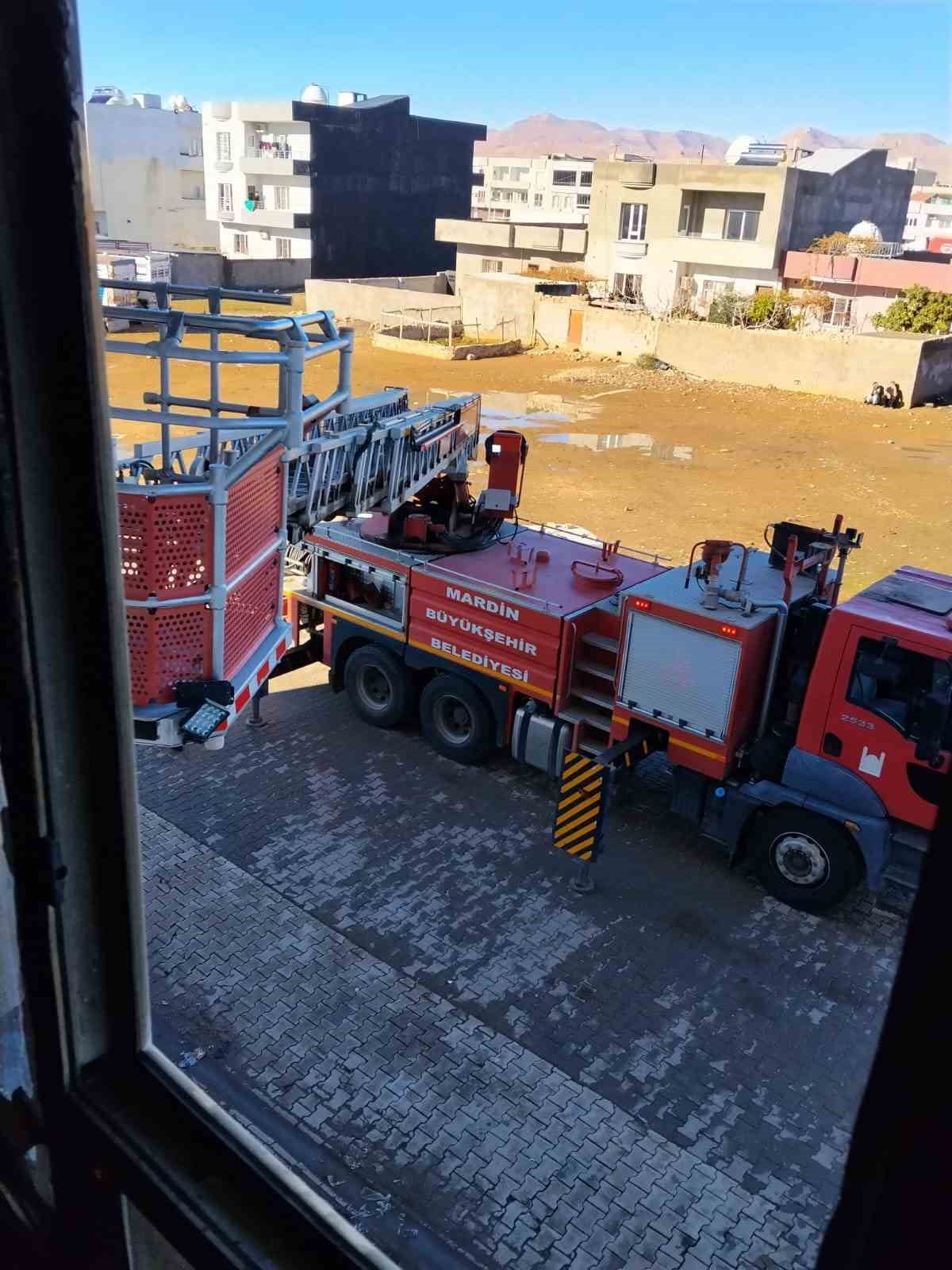 MARDİN’İN KIZILTEPE İLÇESİNDE BİR APARTMAN DAİRESİNDE ÇIKAN YANGINDA ANNE VE 3 ÇOCUĞU TAHLİYE...