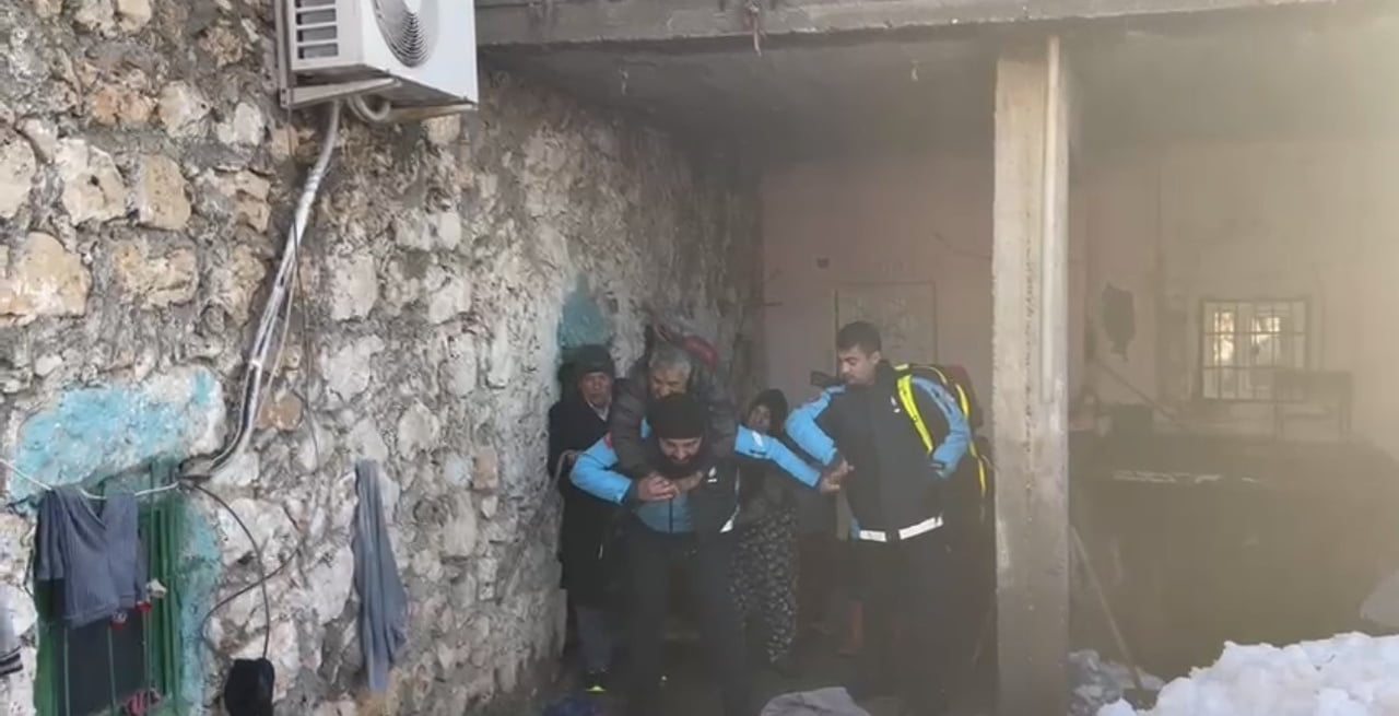 MARDİN’İN MİDYAT İLÇESİNDE KAR NEDENİYLE YOLU KAPANAN MAHALLEDEKİ HASTAYA ULAŞAN UMKE EKİPLERİNDEN...