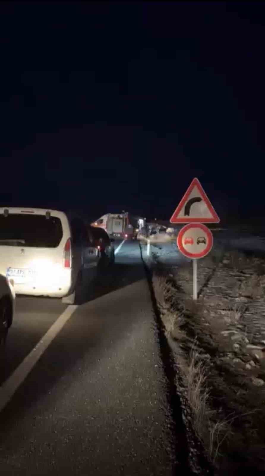 MARDİN’İN MİDYAT İLÇESİNDE OTOMOBİL İLE HAFİF TİCARİ ARACIN ÇARPIŞMASI SONUCU MEYDANA GELEN TRAFİK...