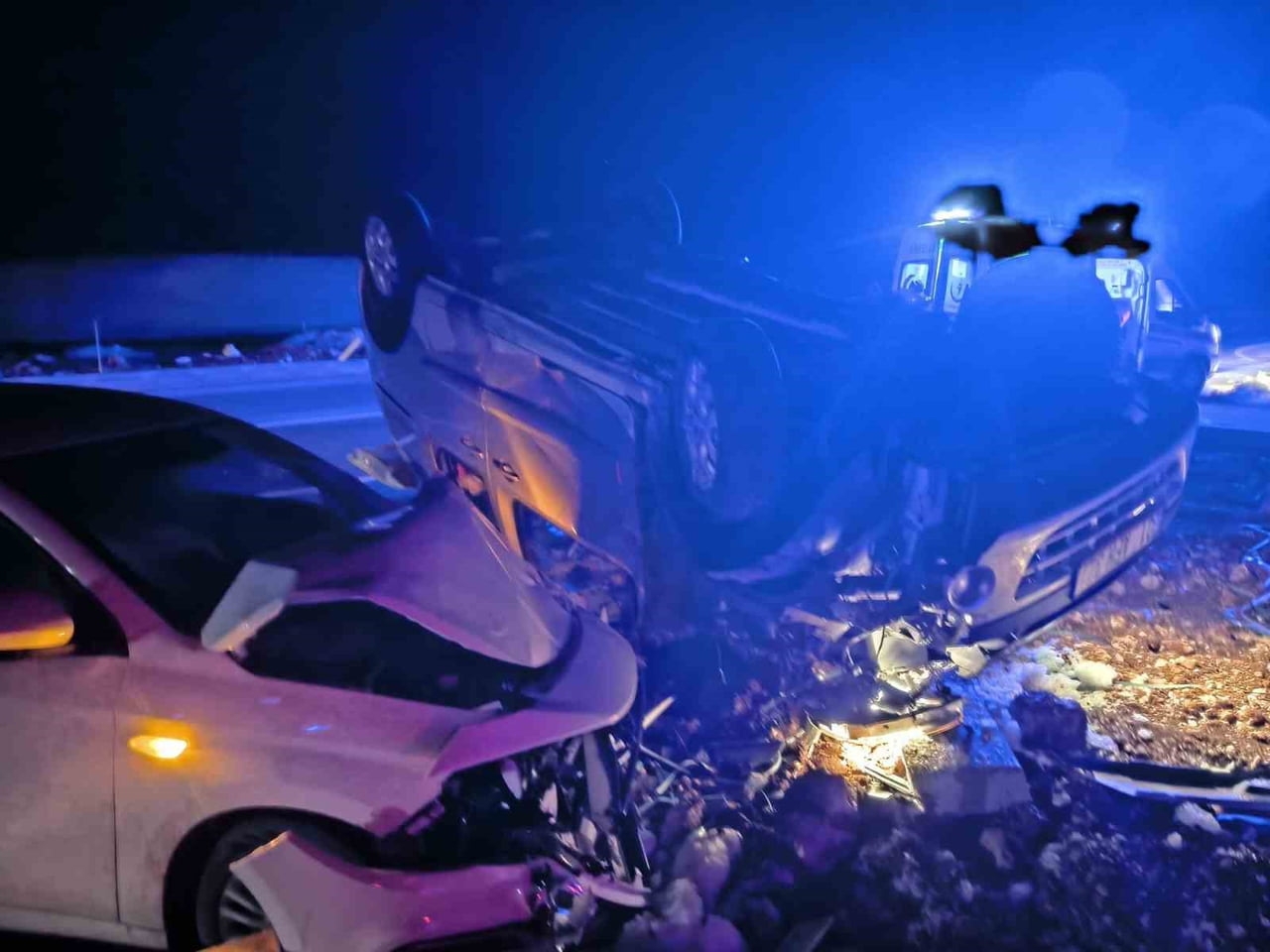 MARDİN’İN ÖMERLİ İLÇESİNDE OTOMOBİL İLE HAFİF TİCARİ ARACIN ÇARPIŞMASI SONUCU 5 KİŞİ...