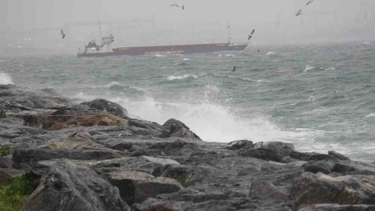 MARMARA DENİZİ'NDE ETKİLİ OLAN FIRTINA, PENDİK BALIKÇILAR BARINAĞI'NDAKİ TEKNELERİ SALLADI. SERT...
