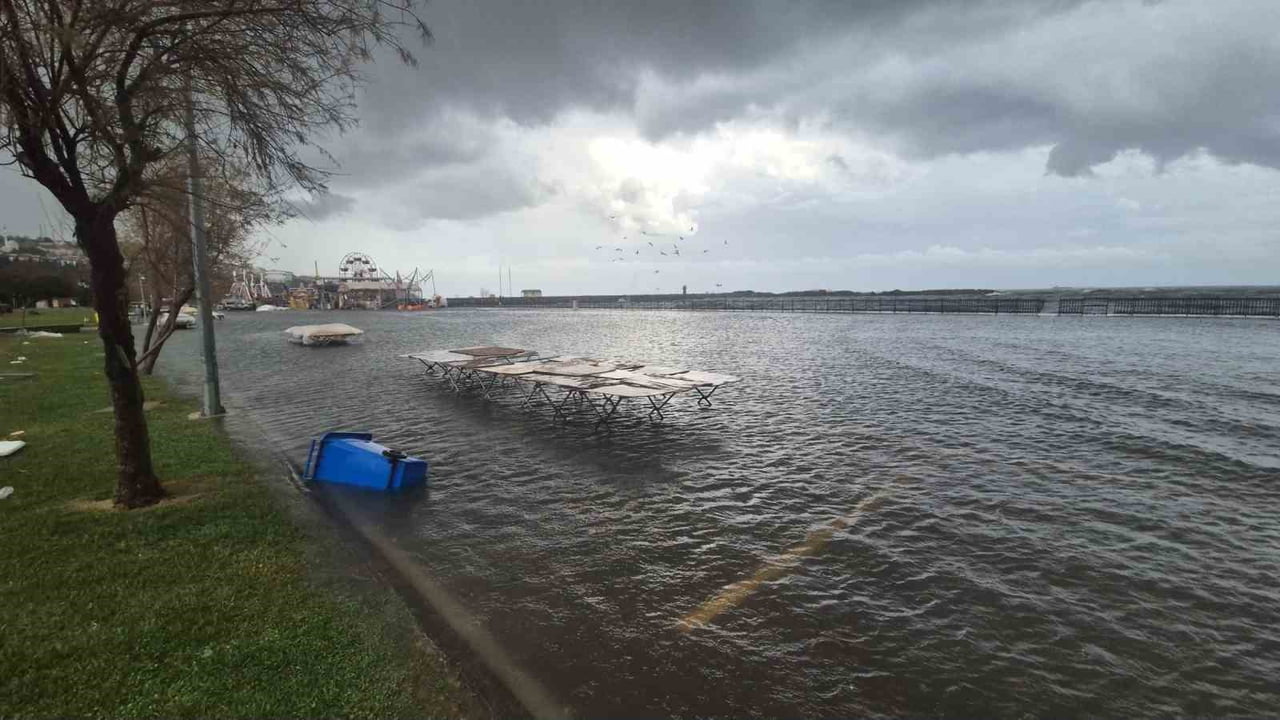 MARMARA DENİZİ'NDE ETKİLİ OLAN ŞİDDETLİ LODOS NEDENİYLE TEKİRDAĞ SAHİL ŞERİDİ SULAR ALTINDA...