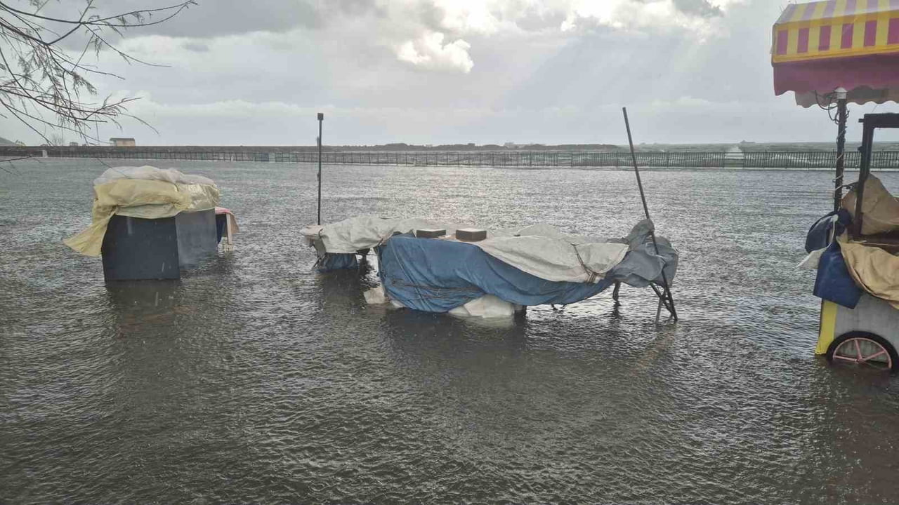 MARMARA DENİZİ'NDE ETKİLİ OLAN ŞİDDETLİ LODOS NEDENİYLE TEKİRDAĞ SAHİL ŞERİDİ SULAR ALTINDA...
