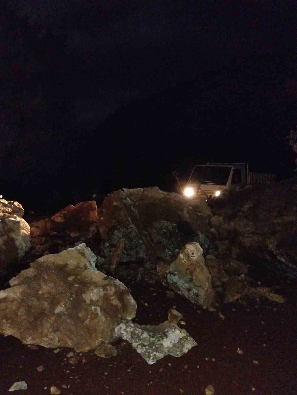 MARMARİS’TE DEV KAYALAR ORMAN YOLUNU KAPATTI