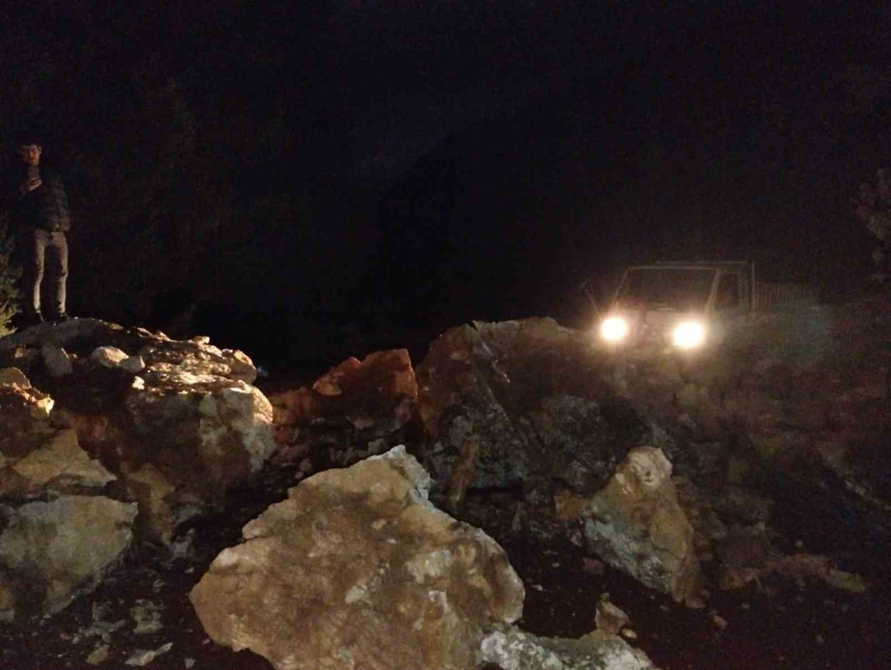 MARMARİS’TE DEV KAYALAR ORMAN YOLUNU KAPATTI