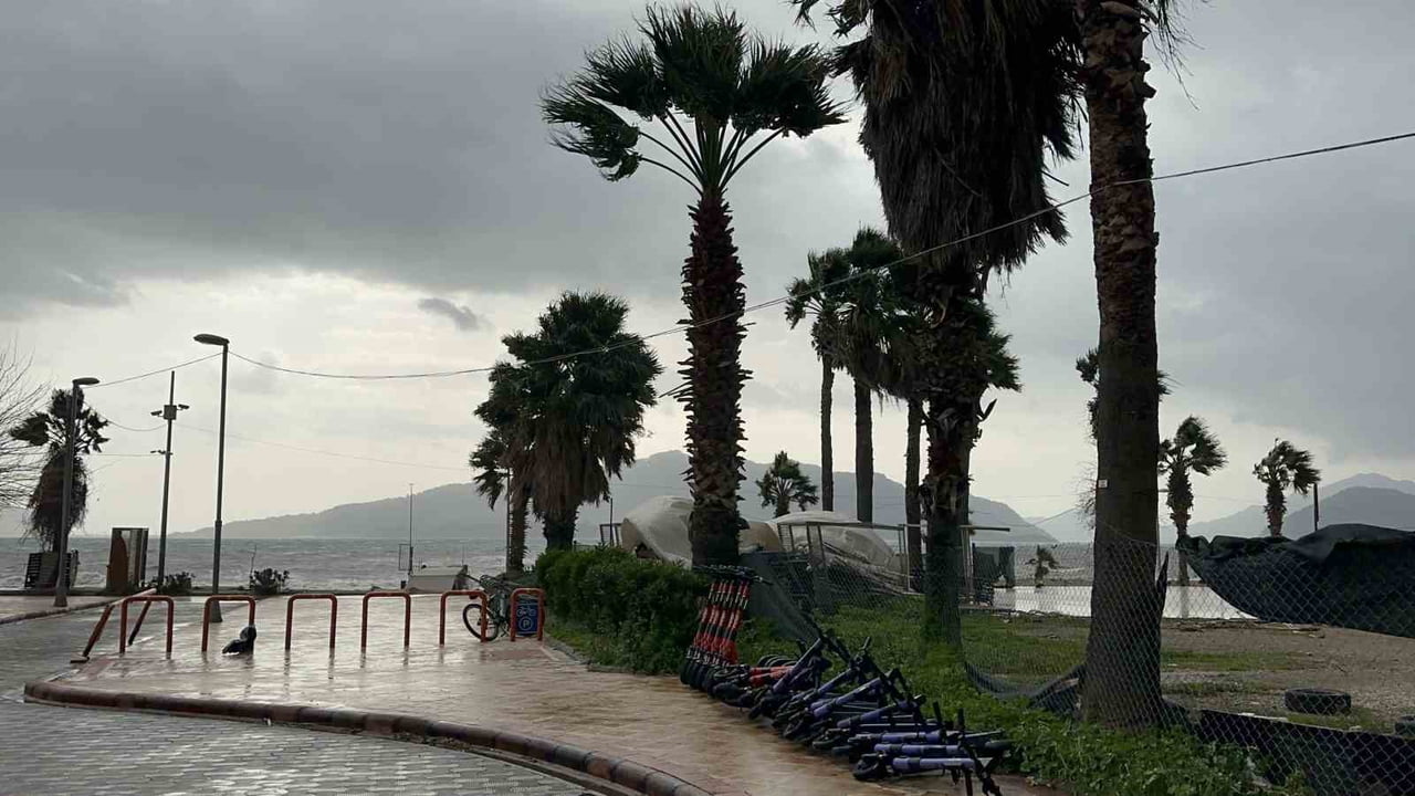 MARMARİS’TE ŞİDDETLİ FIRTINA ETKİSİNİ SÜRDÜRÜYOR