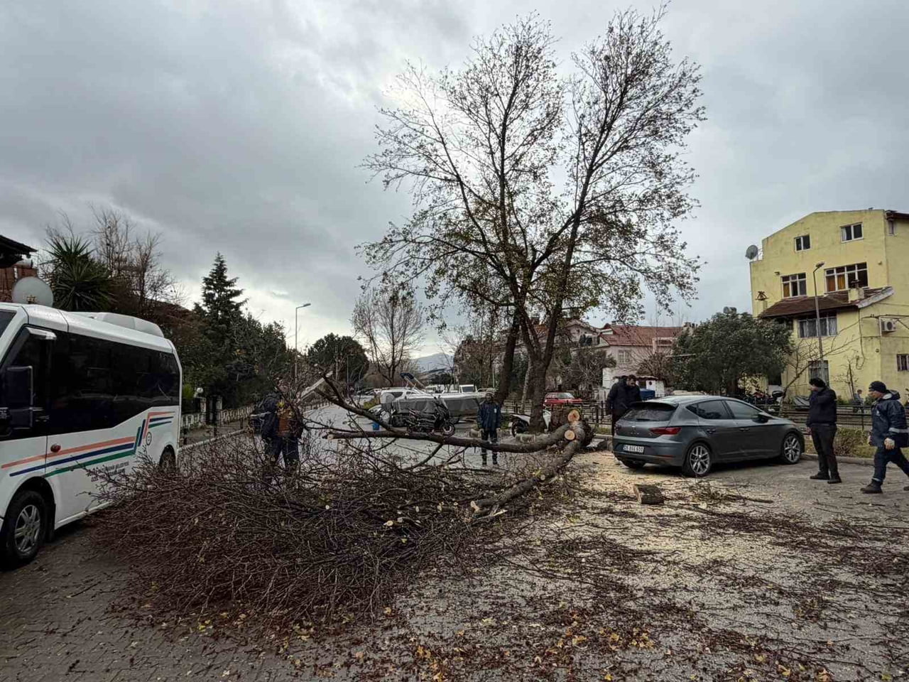 MARMARİS’TE ŞİDDETLİ FIRTINA ETKİSİNİ SÜRDÜRÜYOR