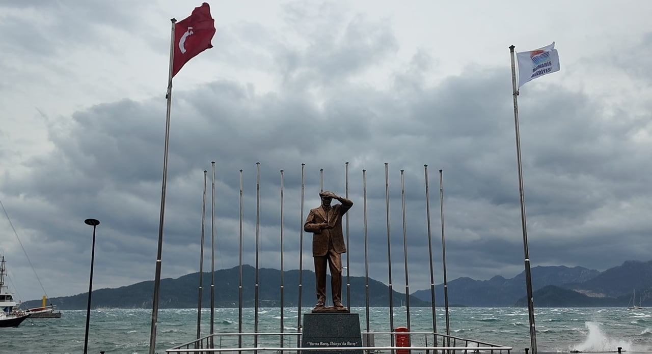 MARMARİS’TE ŞİDDETLİ FIRTINA VE SAĞANAK YAĞIŞ ETKİLİ OLUYOR