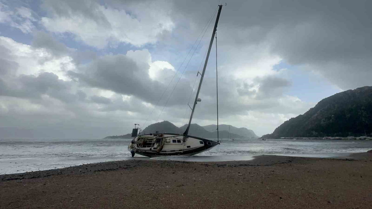 MARMARİS’TE ŞİDDETLİ FIRTINA VE SAĞANAK YAĞIŞ ETKİLİ OLUYOR