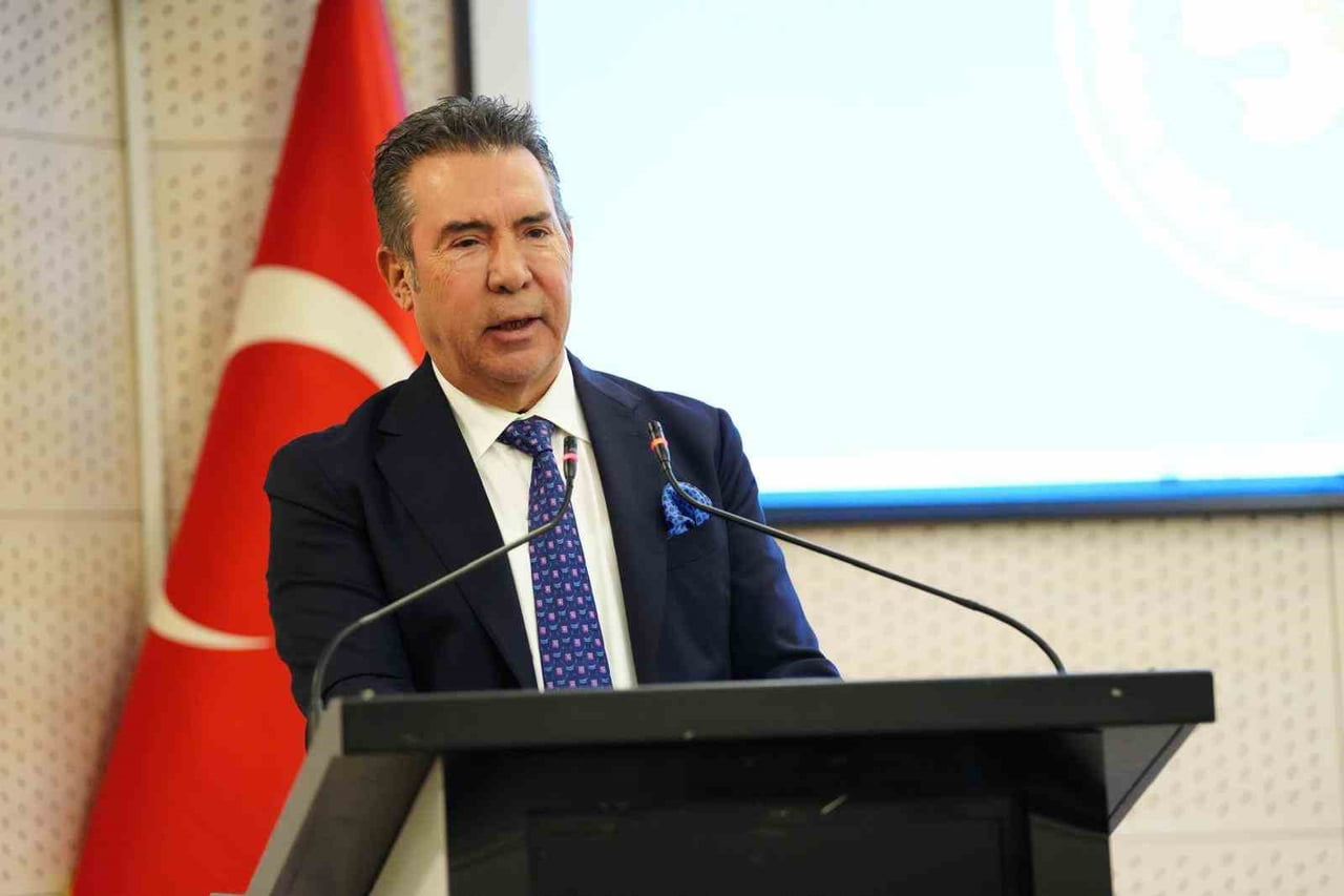 MECLİS TOPLANTISINDA SÖZ ALARAK DEĞERLENDİRMELERDE BULUNAN MANİSA KENT KONSEYİ BAŞKANI HAKKI...