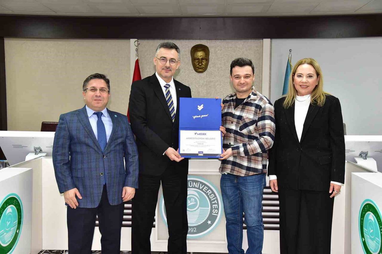 MEDEK AKREDİTASYON BAŞARISI BELGE TAKDİM TÖRENİ İLE TAÇLANDI