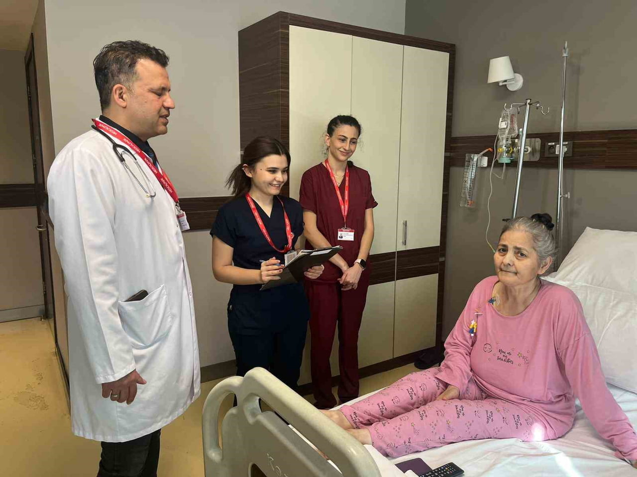 MEDİCAL PARK İZMİR HASTANESİ GÖĞÜS CERRAHİSİ UZMANI PROF. DR. GÜRHAN ÖZ VE EKİBİ İLE NESRİN...