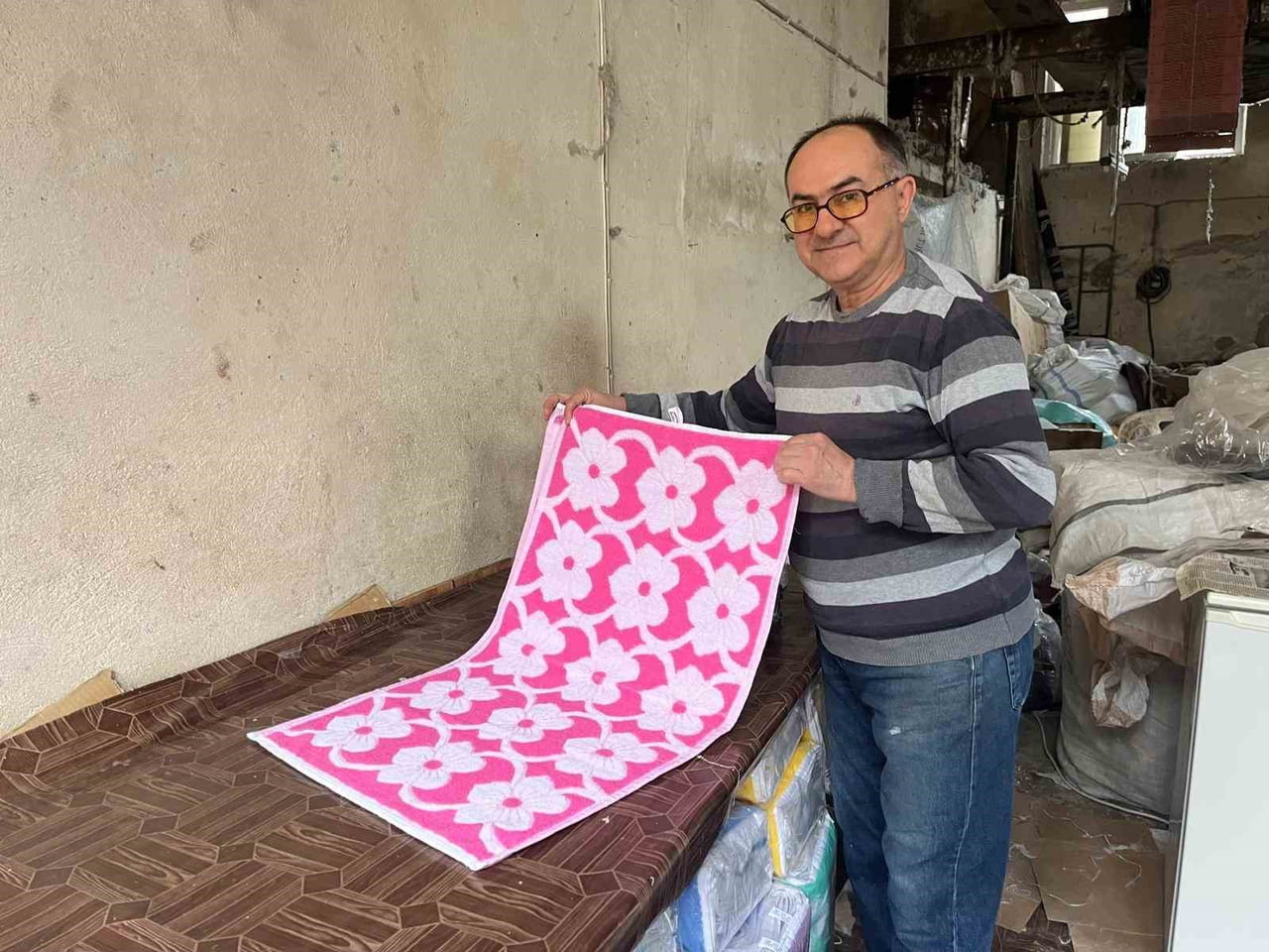 MEHMET SAĞLIK,  KARA TEZGÂHLARDA GELENEKSEL HAVLU DOKUMACILIĞINI YAŞATMAYA DEVAM EDİYOR.