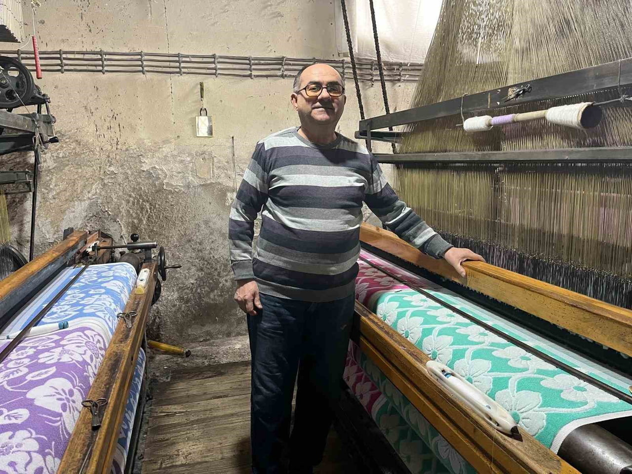 MEHMET SAĞLIK,  KARA TEZGÂHLARDA GELENEKSEL HAVLU DOKUMACILIĞINI YAŞATMAYA DEVAM EDİYOR.