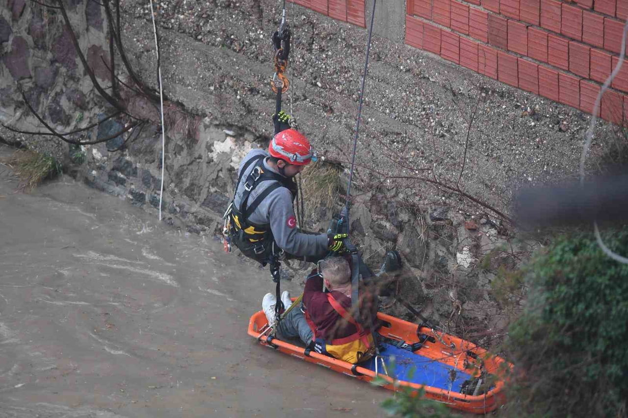 MELES ÇAYI'NA İNEN VE YAĞIŞ NEDENİYLE YÜKSELEN SUYUN ORTASINDA MAHSUR KALAN 43 YAŞINDAKİ ŞAHIS...