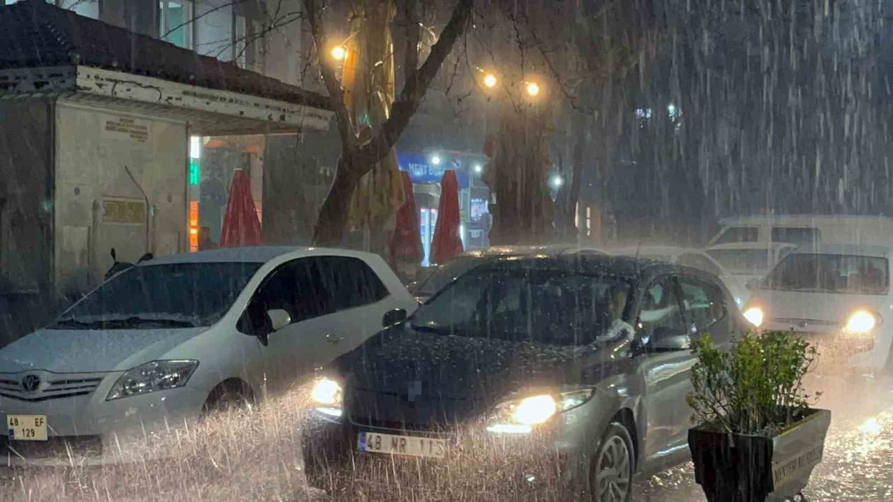 MENTEŞE ŞEHİR MERKEZİNDE DOLU VE SAĞANAK ETKİLİ OLUYOR