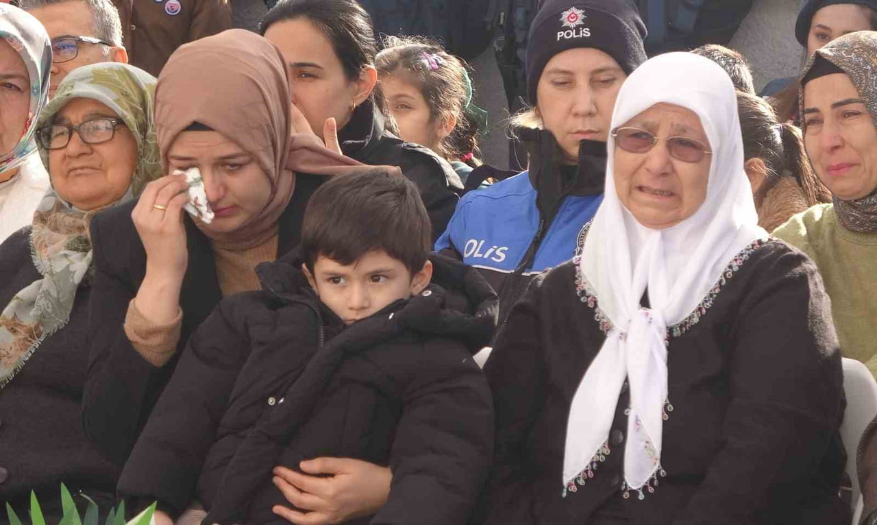 MERSİN'DE 401 BİN 764 ÖĞRENCİ İÇİN KARNE HEYECANI YAŞANIRKEN, İKİ ŞEHİDİN İSMİNİN VERİLDİĞİ OKULUN...