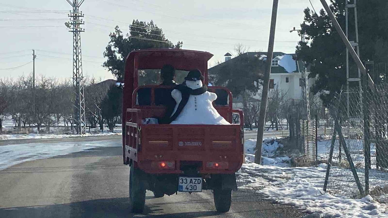 MERSİN'DE BİR KİŞİ 3 TEKERLEKLİ MOTOSİKLETİN KASASINA YAPTIĞI KARDAN ADAMI GÖTÜRMESİ DİKKAT ÇEKTİ....