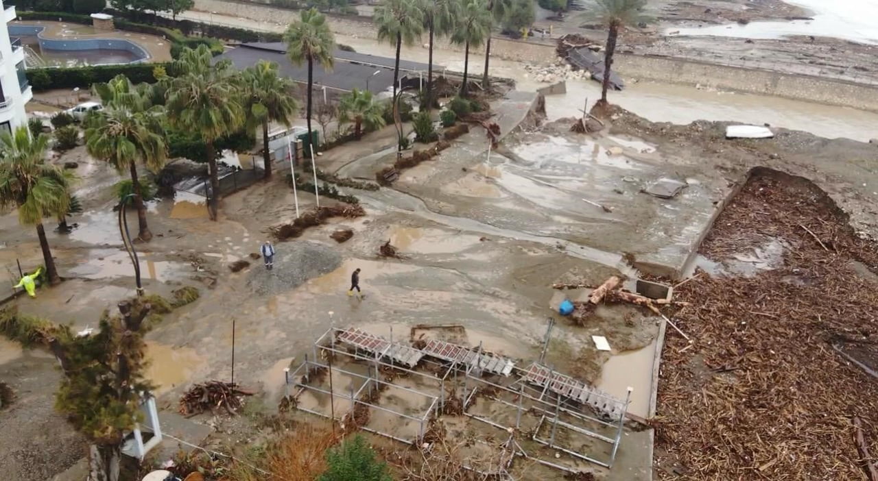 MERSİN'DE ETKİLİ OLAN YOĞUN YAĞIŞLARIN ARDINDAN KENT GENELİNDE SEL VE TAŞKINLAR YAŞANDI. MEZİTLİ...