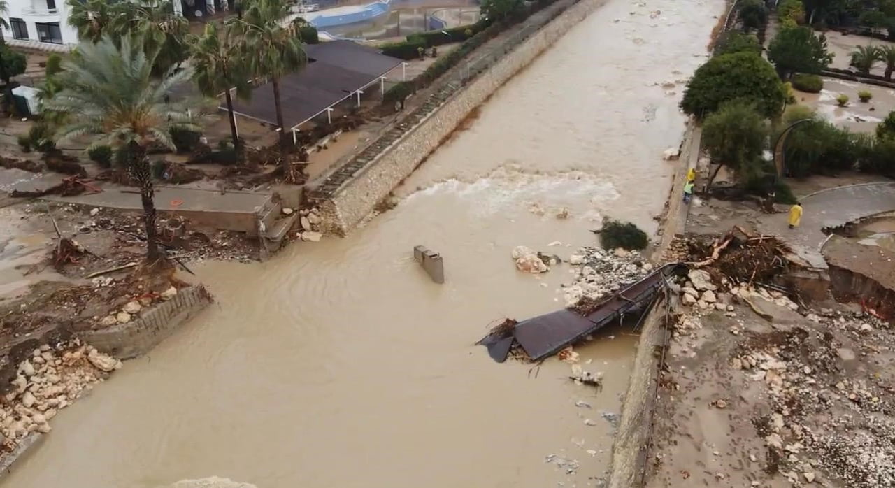 MERSİN'DE ETKİLİ OLAN YOĞUN YAĞIŞLARIN ARDINDAN KENT GENELİNDE SEL VE TAŞKINLAR YAŞANDI. MEZİTLİ...