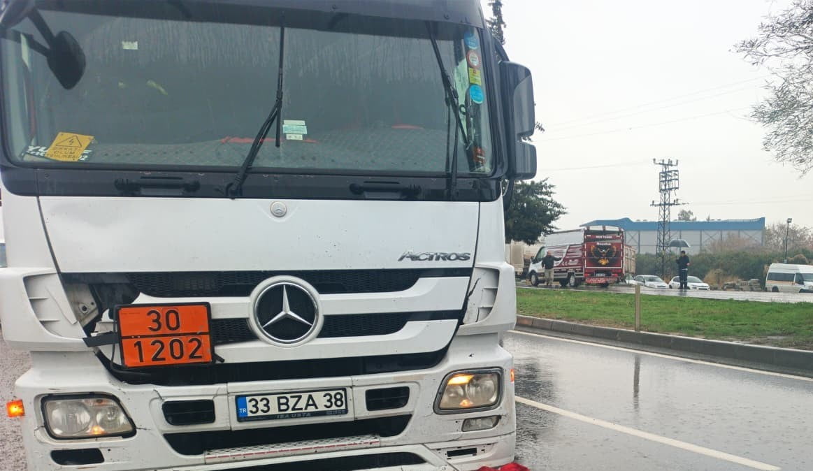 MERSİN'DE TIRIN ÇARPTIĞI YAYA HAYATINI KAYBETTİ.