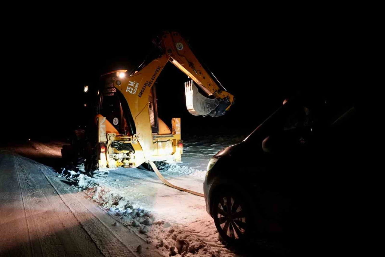 MERSİN'İN ERDEMLİ İLÇESİNİN YÜKSEK RAKIMLI BÖLGESİNDE ARAÇLARIYLA MAHSUR KALAN 2 KİŞİ BELEDİYE...
