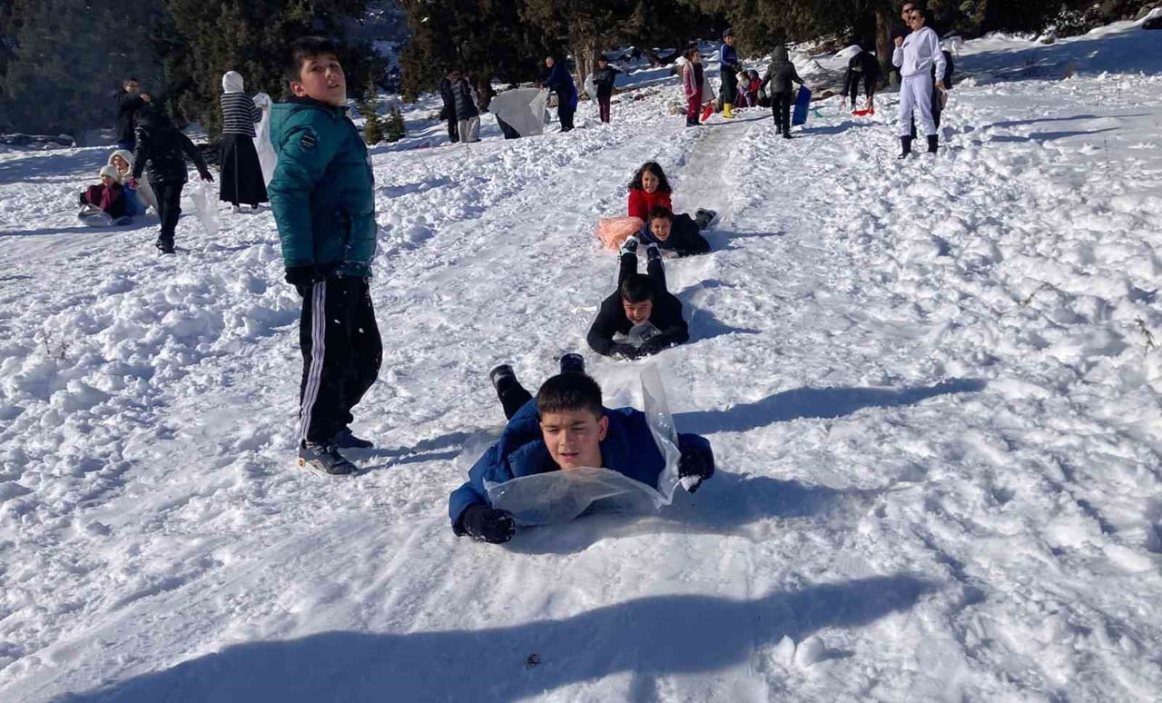 MERSİN'İN YÜKSEK RAKIMLI BÖLGELERİNDE ETKİLİ OLAN KAR YAĞIŞI EN ÇOK ÇOCUKLARI...