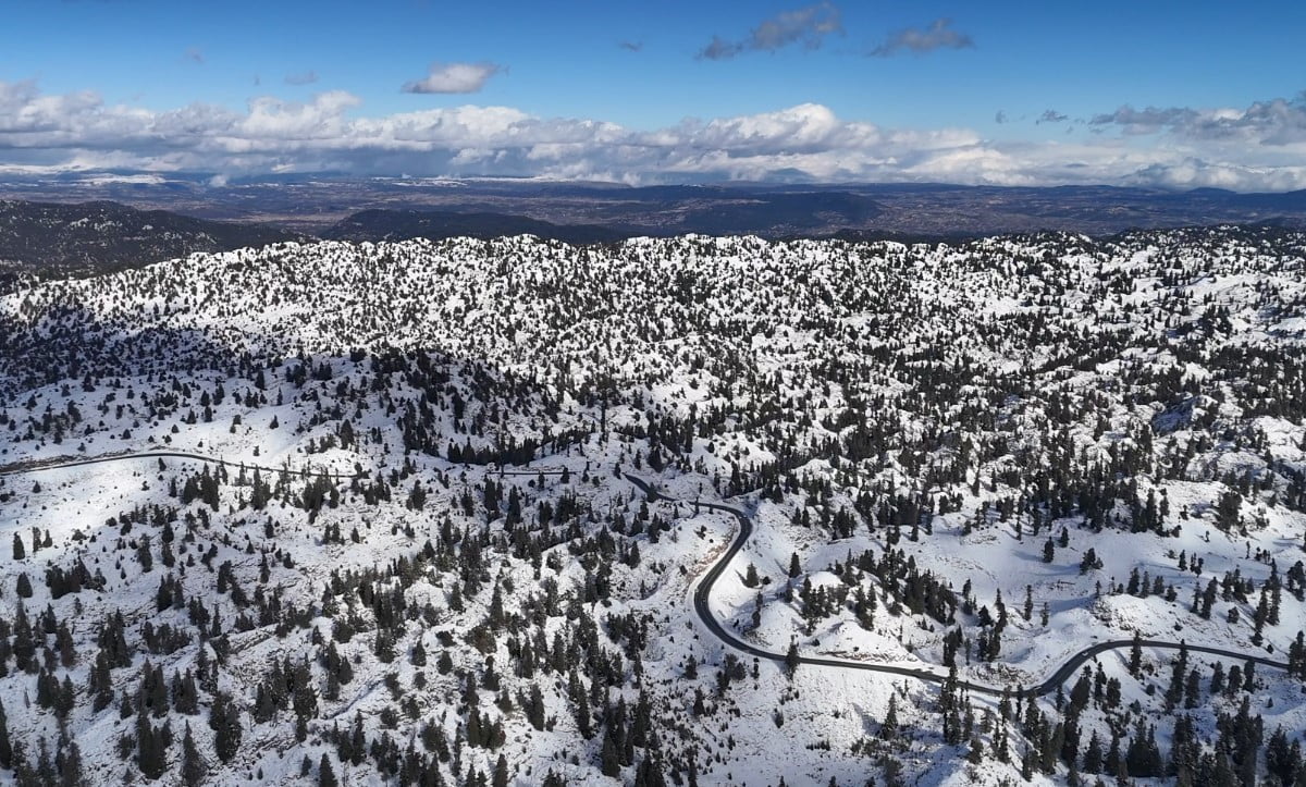 MERSİN ANAMUR İLÇESİNDE YÜKSEK RAKIMLARDA ORMANLAR KARLA KAPLANDI, BÖLGE DRONLE HAVADAN...
