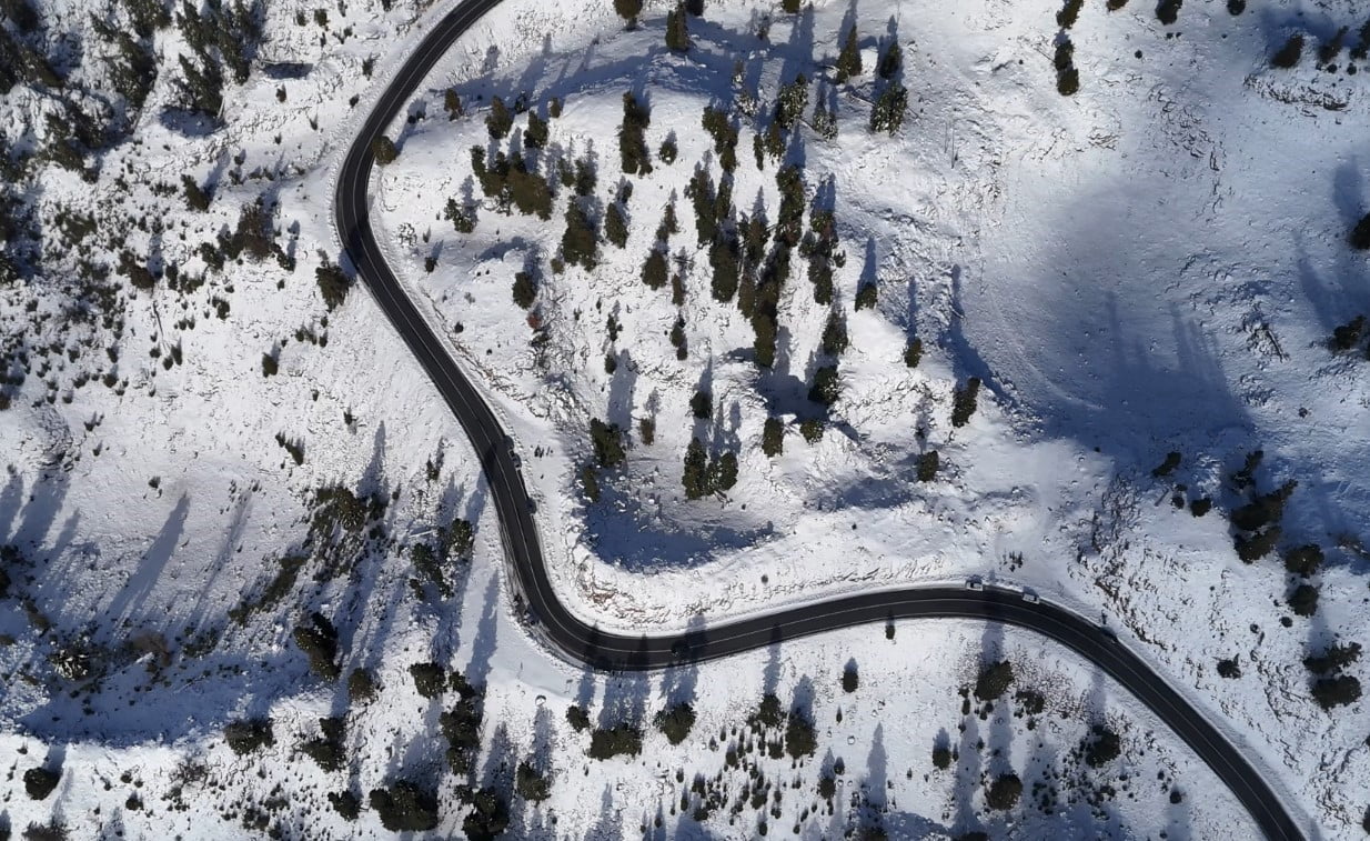 MERSİN ANAMUR İLÇESİNDE YÜKSEK RAKIMLARDA ORMANLAR KARLA KAPLANDI, BÖLGE DRONLE HAVADAN...