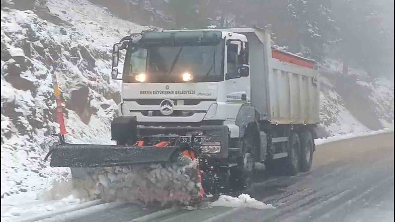 MERSİN BÜYÜKŞEHİR BELEDİYESİ EKİPLERİ, KENTİN YÜKSEK KESİMLERİNDE ETKİLİ OLAN KAR YAĞIŞINA KARŞI...