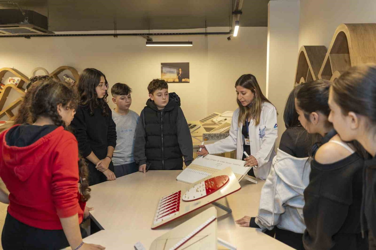 MERSİN BÜYÜKŞEHİR BELEDİYESİ’NİN TARSUS’TA HİZMETE SUNDUĞU ARATOS MATEMATİK EVİ, BİRİNCİ YILINDA...