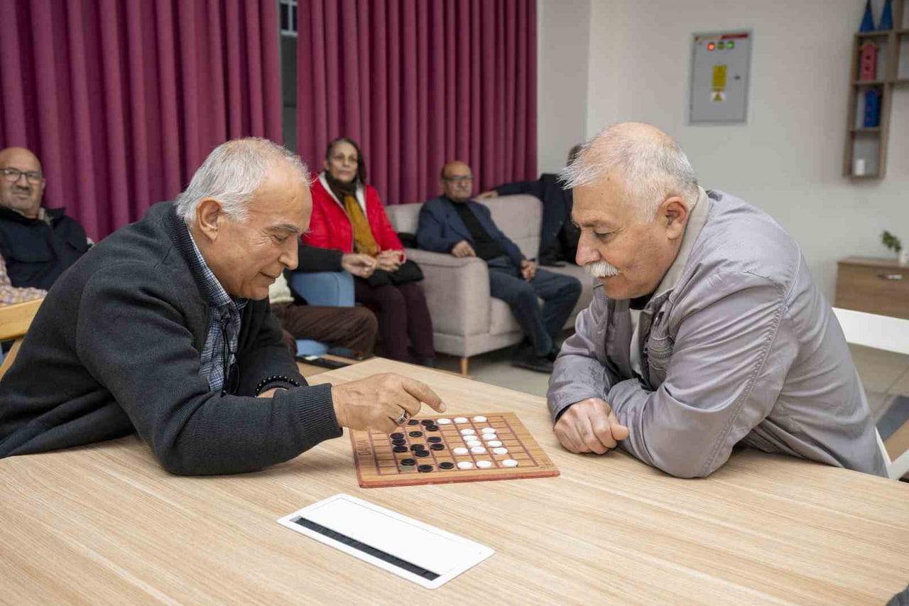 MERSİN BÜYÜKŞEHİR BELEDİYESİ TARAFINDAN HAYATA GEÇİRİLEN EMEKLİ EVLERİ, KENT GENELİNDE EMEKLİLERİN...