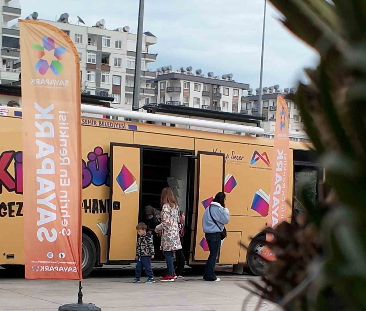MERSİN BÜYÜKŞEHİR BELEDİYESİ TARAFINDAN HAYATA GEÇİRİLEN GEZİCİ KÜTÜPHANE OTOBÜSÜ, SAYAPARK AVM’DE...