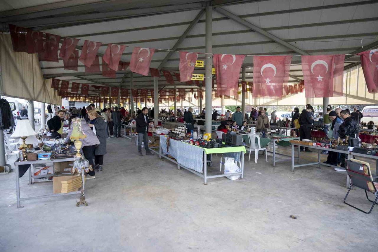 MERSİN BÜYÜKŞEHİR BELEDİYESİ TARAFINDAN HER CUMARTESİ KURULAN ANTİKA PAZARI, GEÇMİŞİN İZLERİNİ...