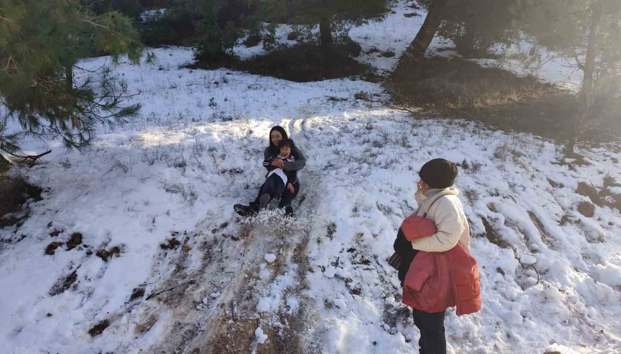 MERSİN’DE HAFTA SONUNU FIRSAT BİLEN VATANDAŞLAR, KENTİN YÜKSEK KESİMLERİNDE ETKİLİ OLAN KAR...