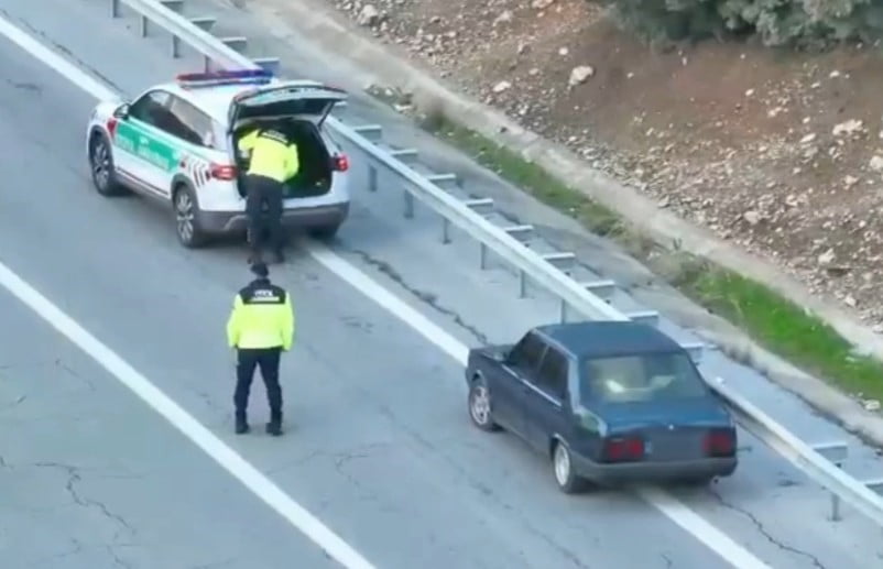 MERSİN’DE OTOYOLDA GÖREV YAPAN JANDARMA EKİPLERİNİN DRONE DESTEKLİ TRAFİK DENETİMLERİNDE, HAVADAN...