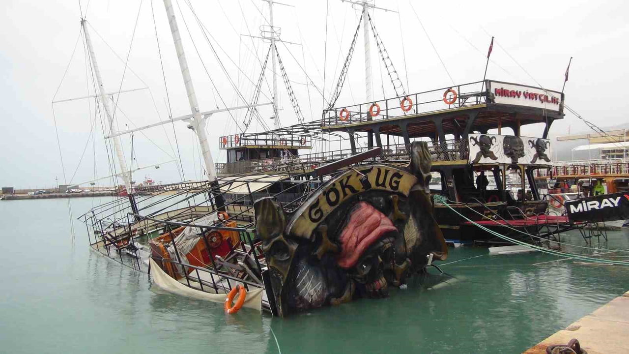 MERSİN’DE ŞİDDETLİ YAĞIŞ VE FIRTINA YAT BATIRDI