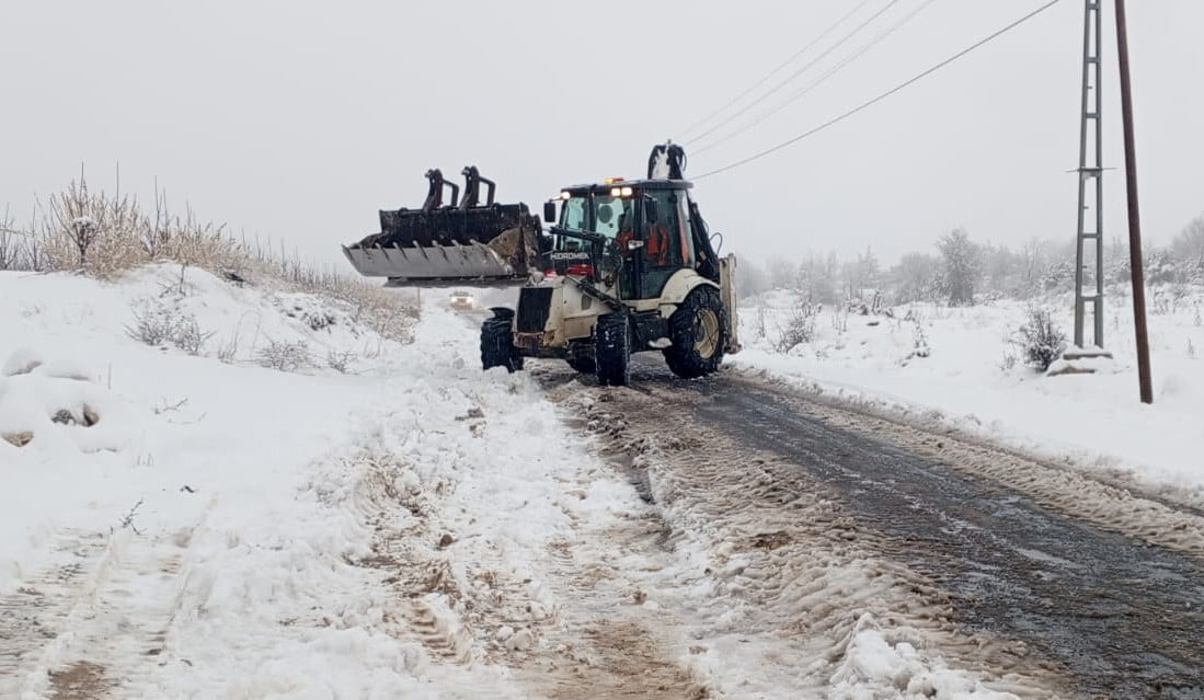 MERSİN’DE YÜKSEK KESİMLERDE ETKİLİ OLAN KAR YAĞIŞININ ARDINDAN BÜYÜKŞEHİR BELEDİYESİ EKİPLERİ...