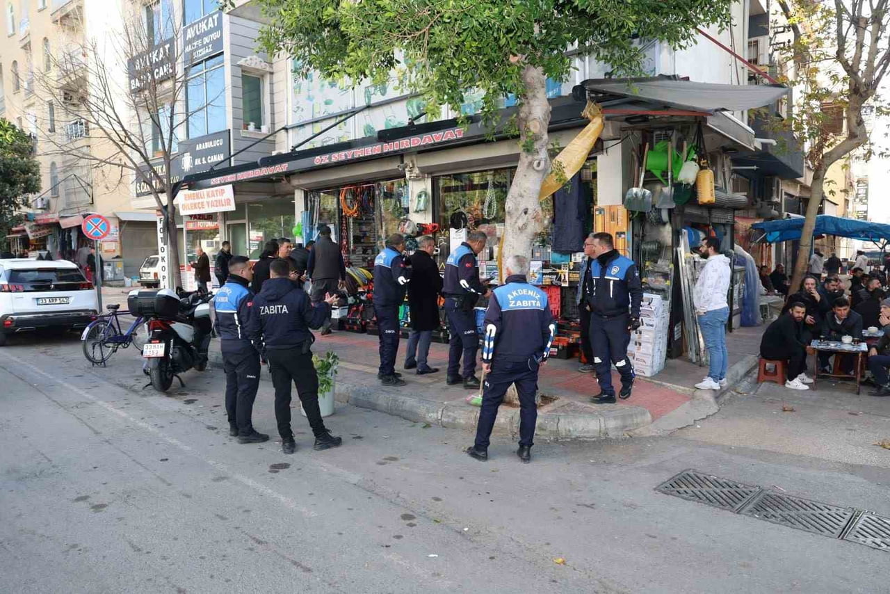 MERSİN’İN AKDENİZ İLÇESİNDE, YAYA VE ARAÇ TRAFİĞİNİN YOĞUN OLDUĞU ANA ARTERLERDE GENİŞ ÇAPLI...