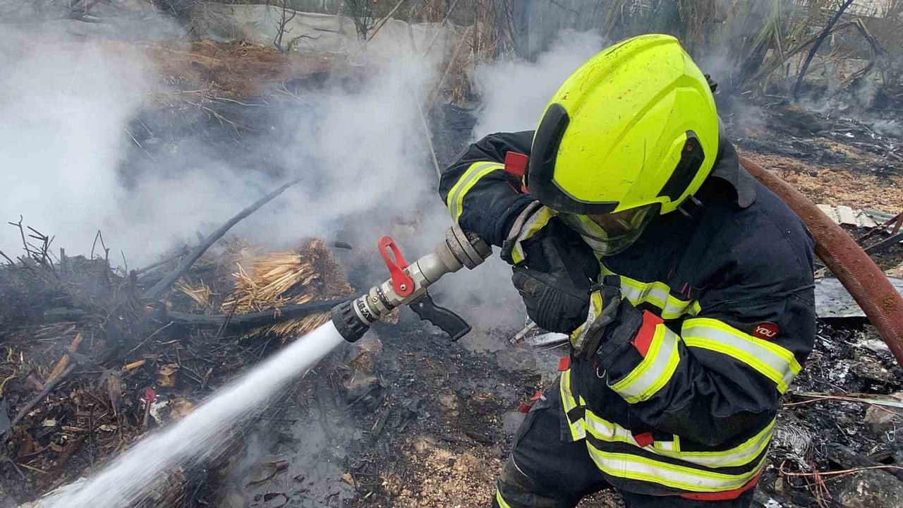 MERSİN’İN ERDEMLİ İLÇESİNDE BİR HURDALIKTA ÇIKAN YANGIN KORKU DOLU ANLARA NEDEN OLURKEN, YÜKSELEN...